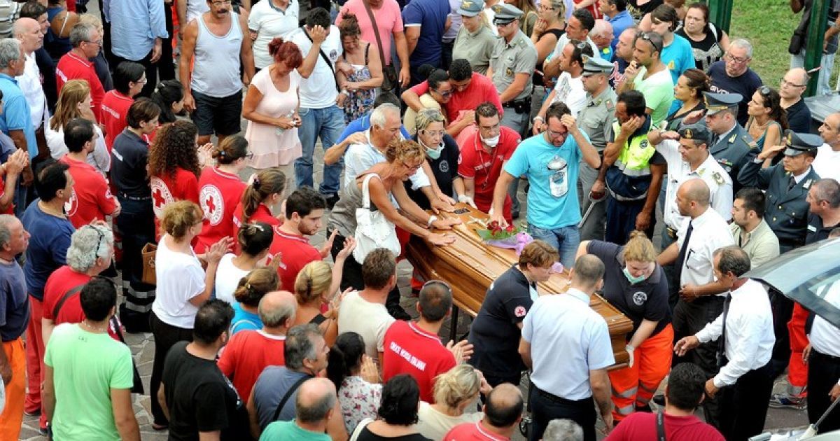 В Італії родичі та друзі загиблих оплакують своїх близьких / © http://twitter.com/mrskutcher