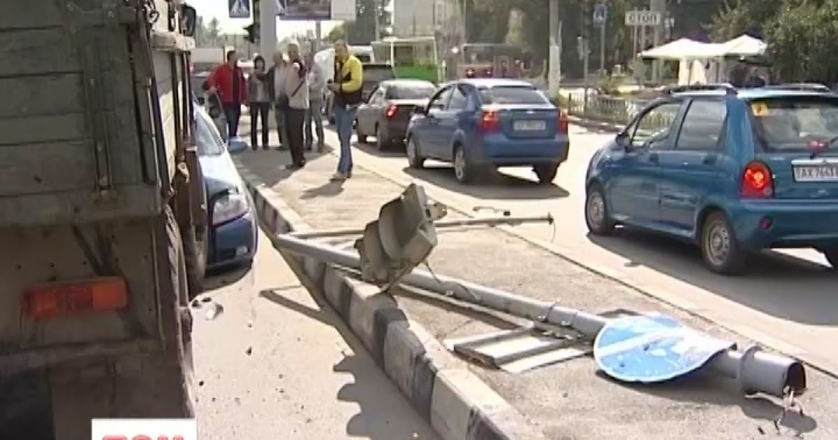 Водій каже, що у вантажівки відмовили гальма