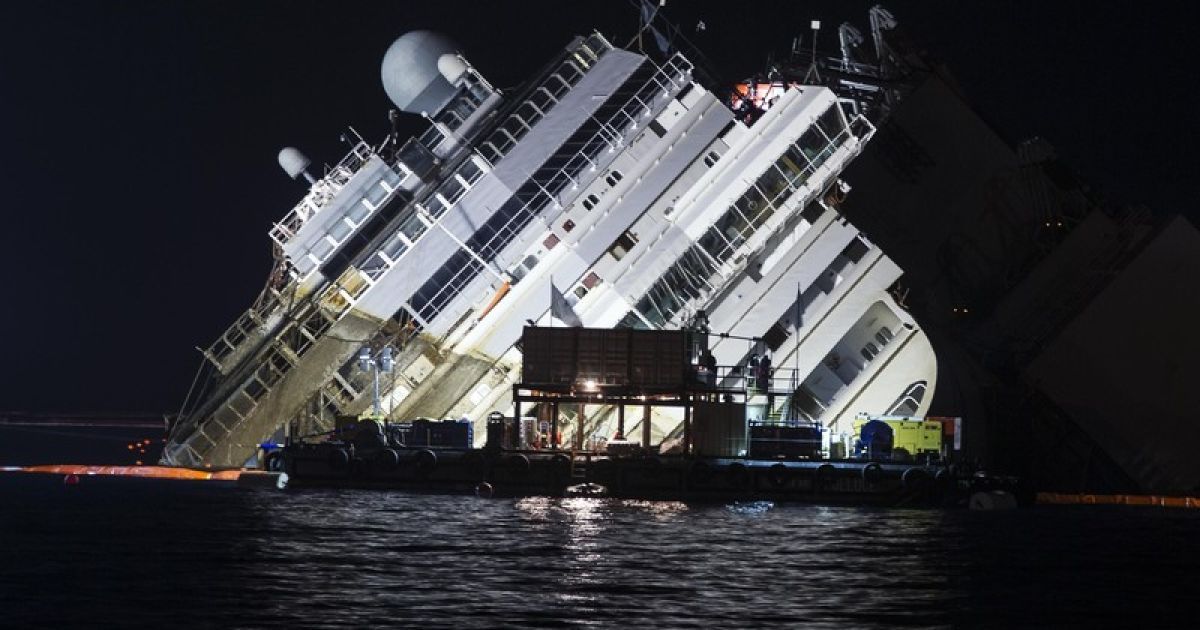 Costa Concordia поставили вертикально у берегів Італії / © Фото EPA/UPG