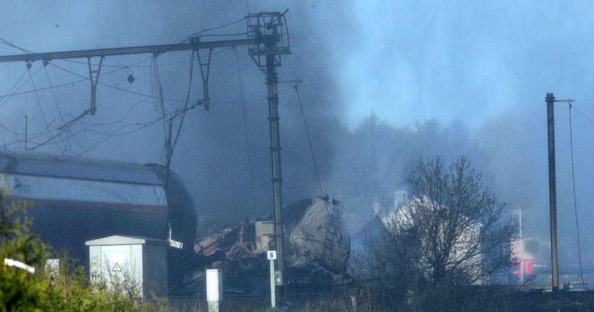 Загинули двоє місцевих жителів, які опинилися неподалік від аварії