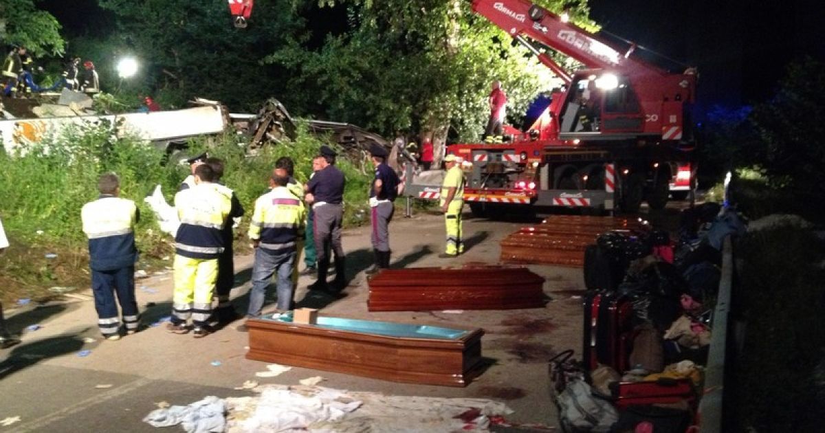 До місця аварії ще вночі почали звозити труни для загиблих