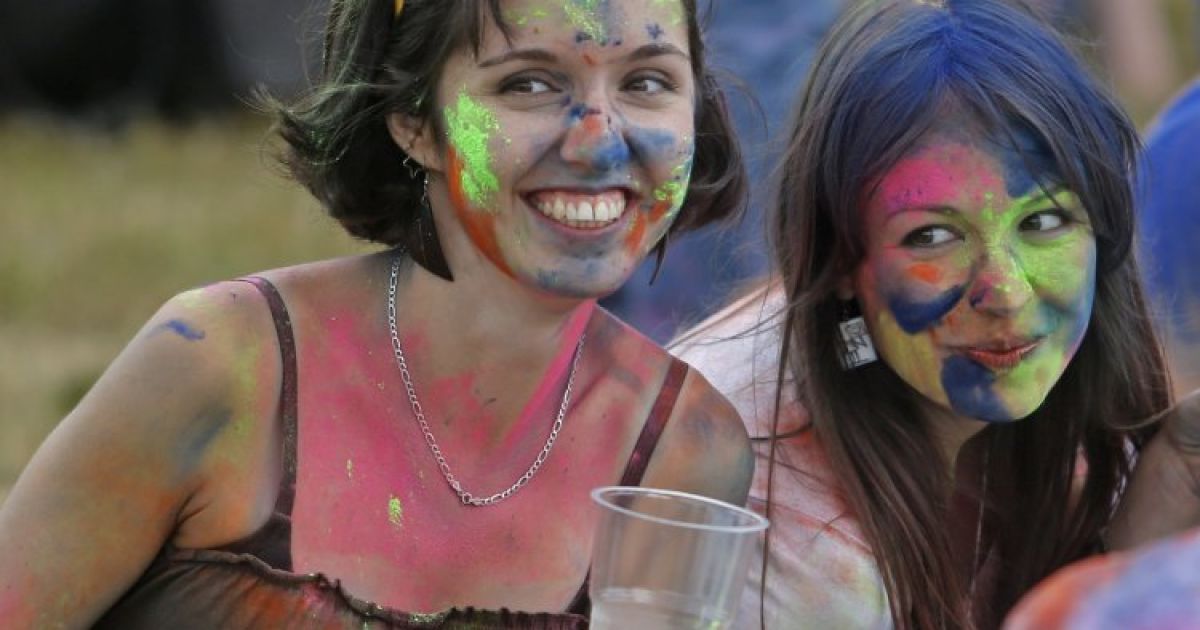 Кияни кидали один в одного фарбою / © УНІАН