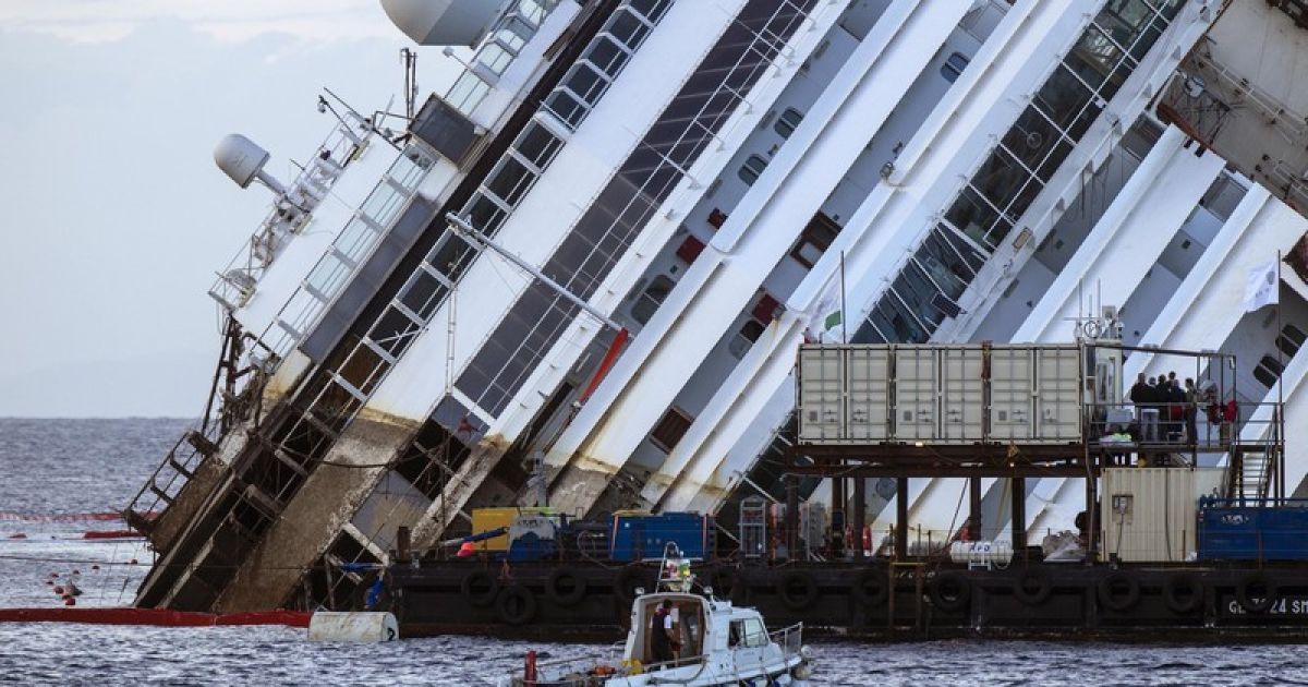 Costa Concordia поставили вертикально у берегів Італії / © Фото EPA/UPG