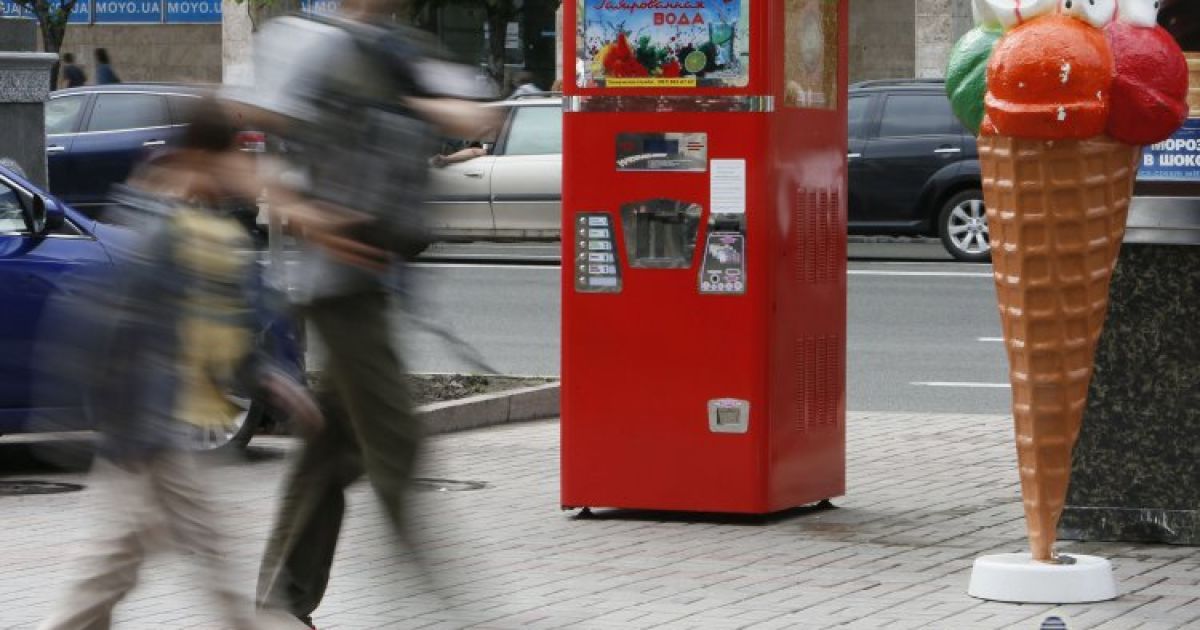 У центрі Києва встановили червоні автомати з газованою водою / © УНІАН
