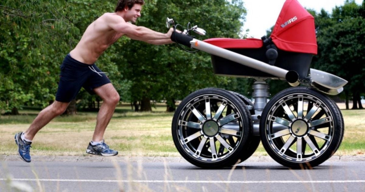 У дитячого візка є величезні колеса