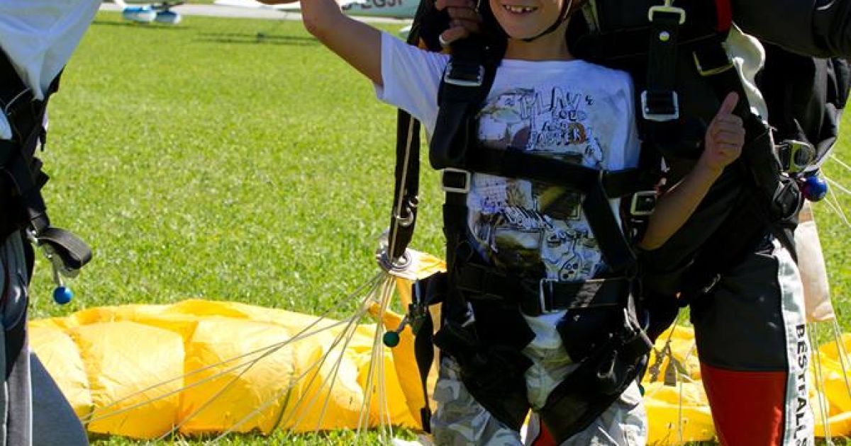 Віталій Кличко похизувався стрибком з парашутом з родиною / © rocketnews24