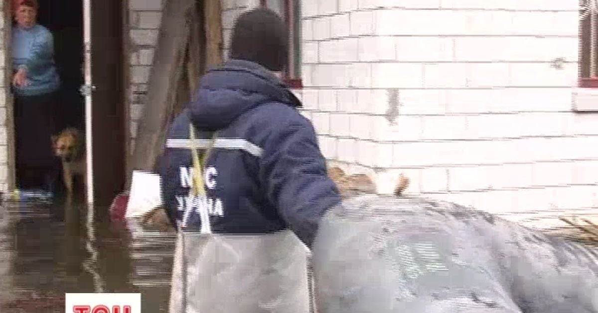 Води в селищі розлилося майже по пояс людям