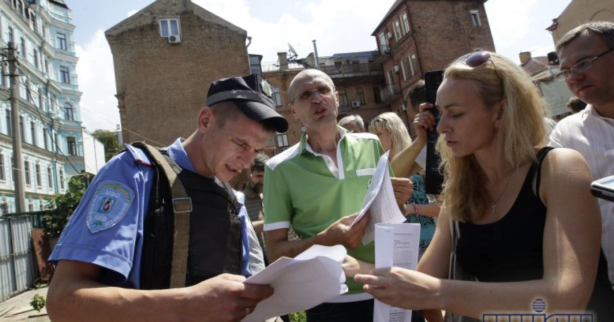 Місцеві жителі знесли паркан на будівництві / © УНІАН