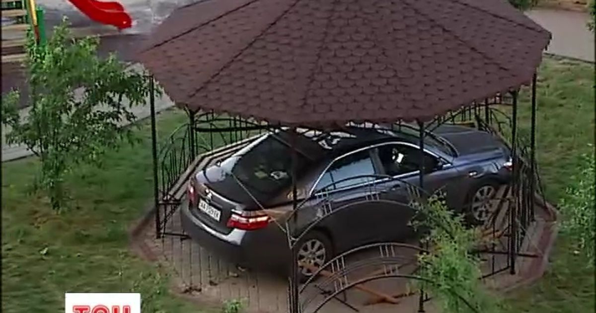 Бесідка зупинила рух автомобіля