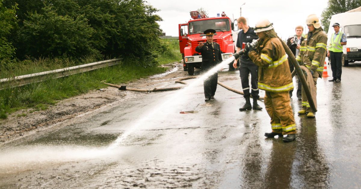 У Тернополі дорогу залило брудом зі стічних колекторів