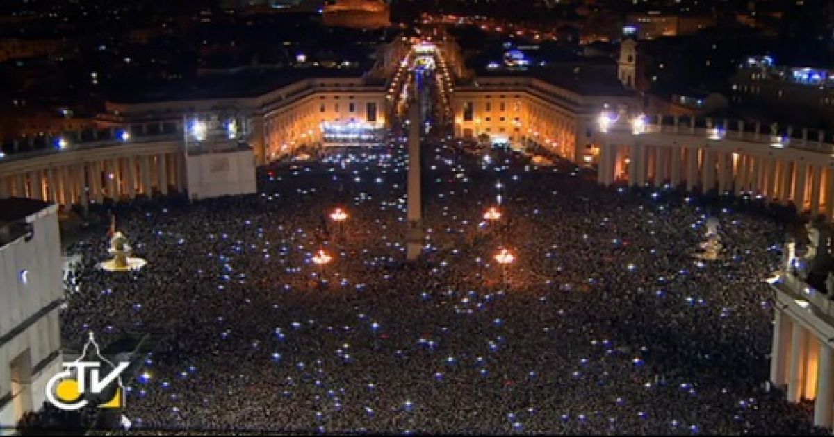 Віряни зустрічали нового Папу під дощем