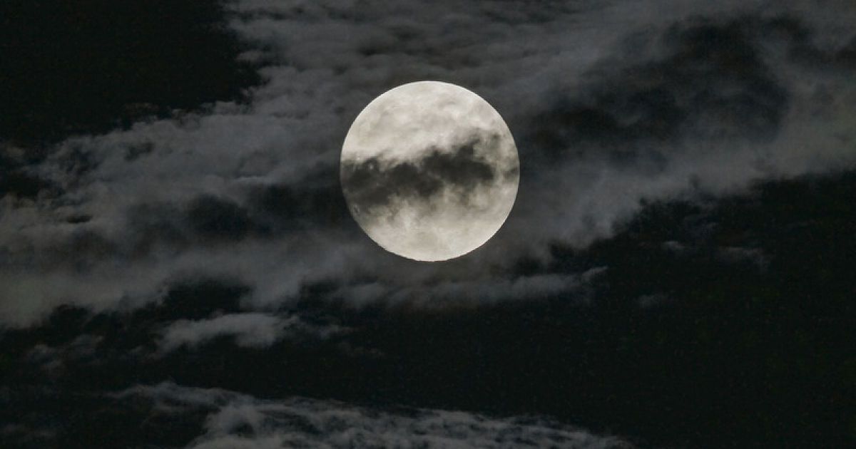 Земляни побачили "супермісяць" / © Фото EPA/UPG