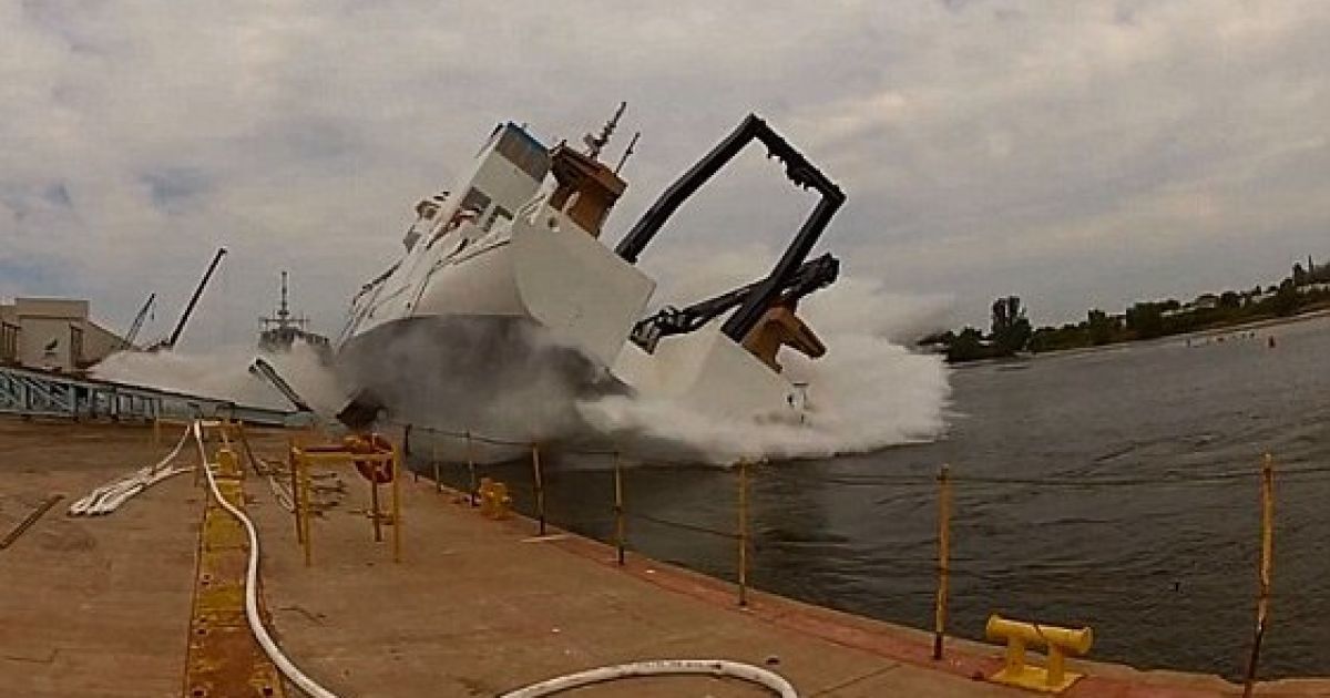 Спуск корабля на воду пішов не за планом.