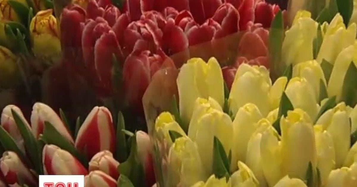 Українці задарували жінок квітами та засипали компліментами