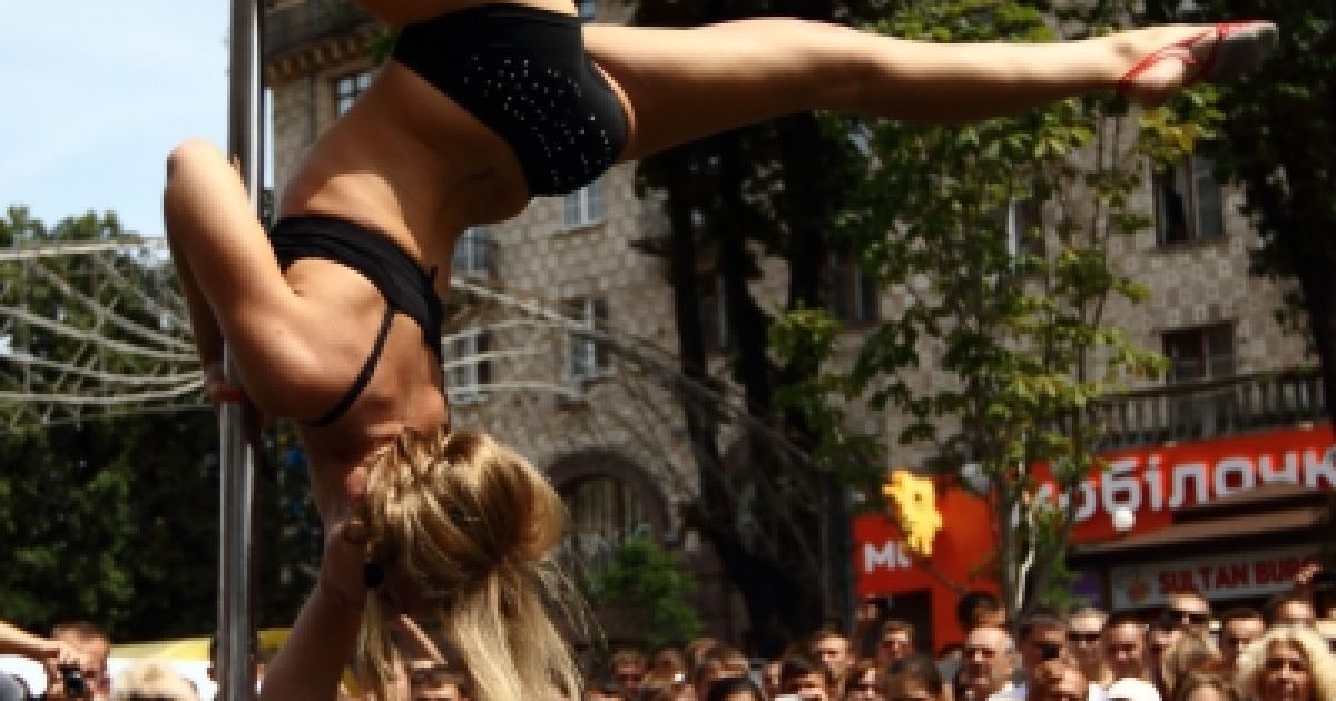 У центрі Києва хлопці та дівчата танцювали на пілоні / © Українське фото