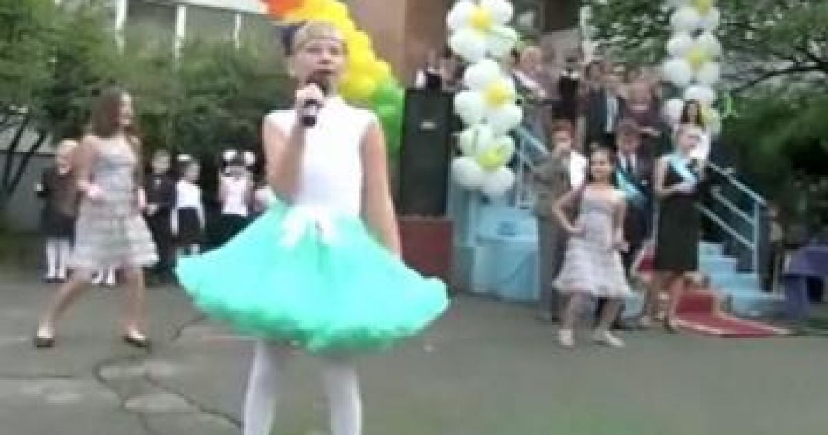 Софія Яценюк заспівала на Останньому дзвонику 2013