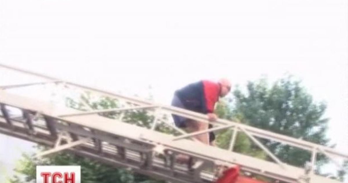 Жінка вибралась з квартири по пожежній драбині