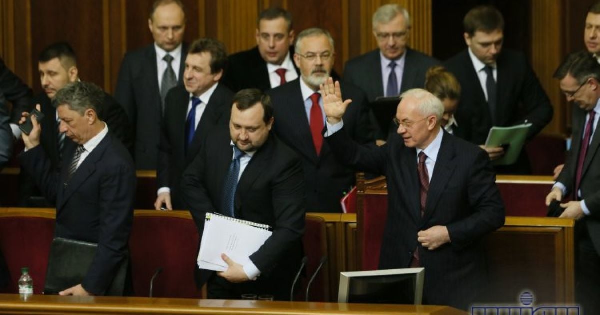 Азаров залишився в Кабміні