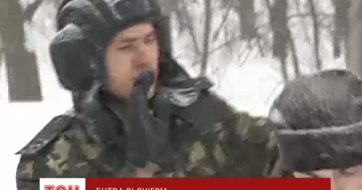 Януковичу сподобалося, як військові "воювали" зі снігом