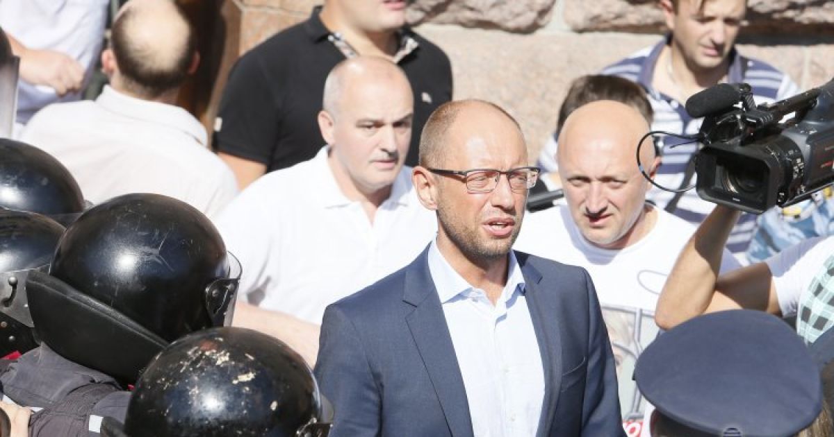 Арсеній Яценюк виступає перед прихильниками опозиції перед Київрадою / © УНІАН