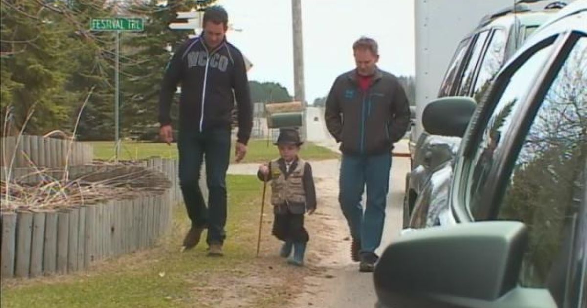 Мер міста Роберт Тафтс - у центрі на фото