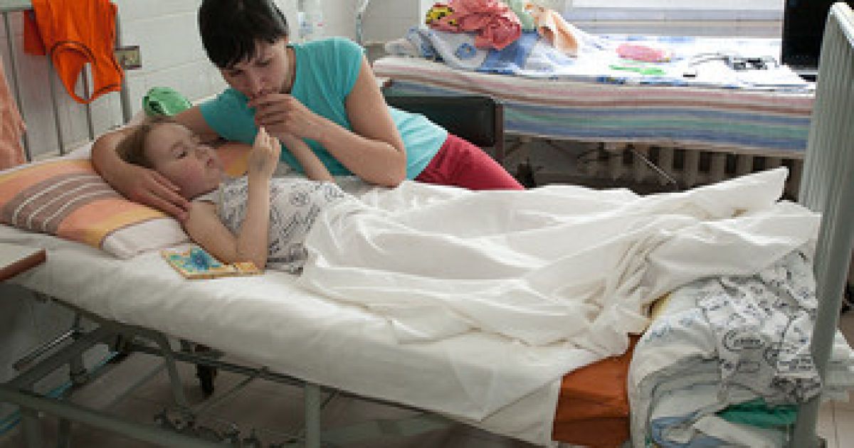 Почему мама в больнице. Ребенок в больнице реанимации. Почему мама в больнице. Почему мама в больнице. Родители с детьми в больнице.