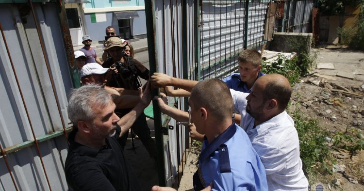 Місцеві жителі знесли паркан на будівництві / © УНІАН