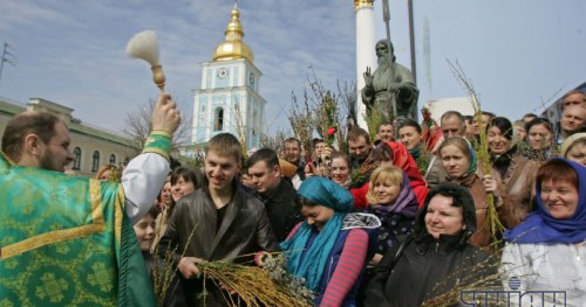 У це свято віруючі несуть до церков для освячення гілки верби