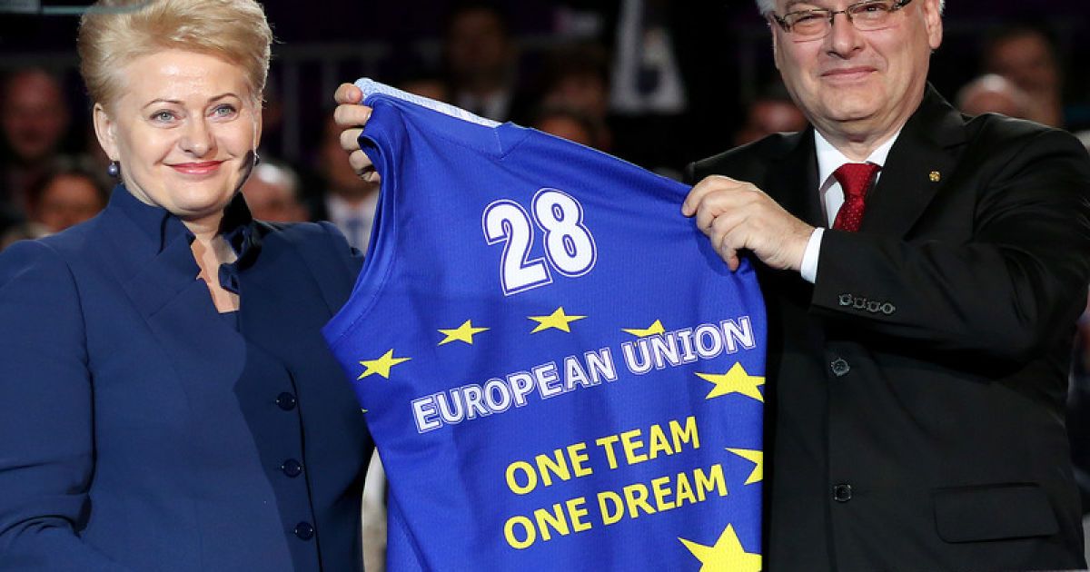 Президент Литви Даля Грибаускайте подарувала хорватському президенту Іво Йосиповичу футболку зі слоганом ЄС