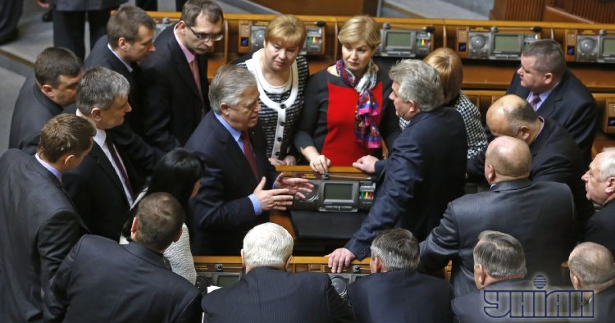 Картонний Азаров став місцем паломництва нардепів у Раді / © УНІАН