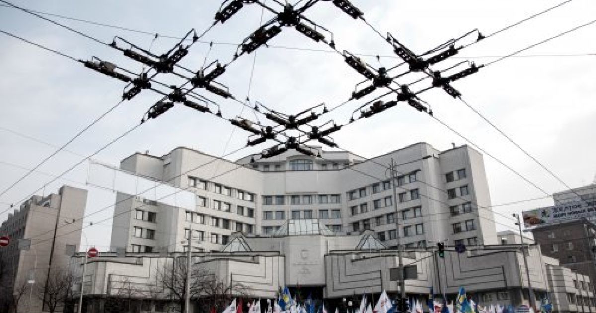 Активісти з ранку взяли в облогу Конституційний суд / © УНІАН