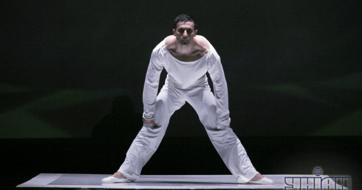 Цирковий артист, майстри еквілібрування, засновник арт-студії Rizoma Анатолій Залевський виступає під час прем'єри нової версії шоу Rizona. / © УНІАН