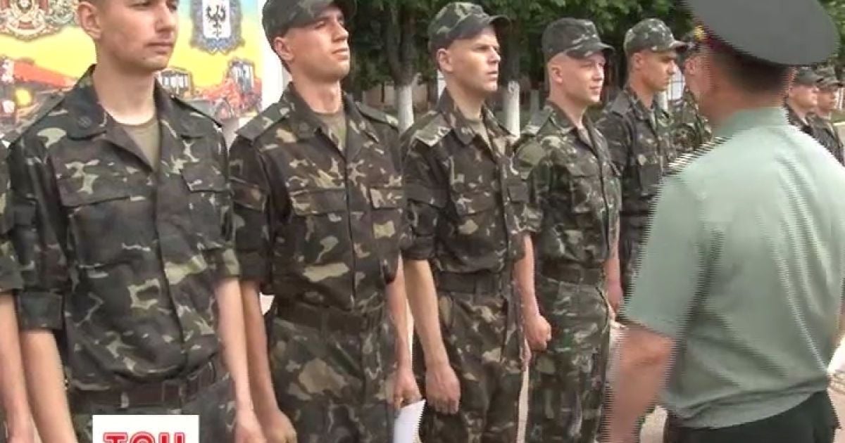 Дембелі зараз не одягають парадних кітелів