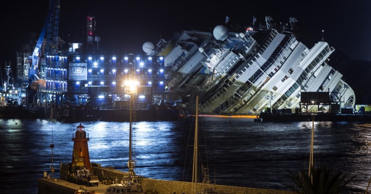 Costa Concordia поставили вертикально у берегів Італії / © Фото EPA/UPG