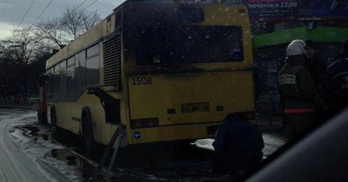 На задній стороні автобуса видно сліди вогню