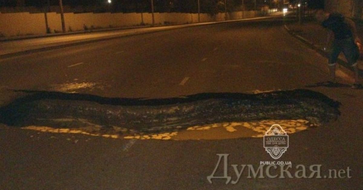 Посеред дороги виникла величезна яма / © dumskaya.net
