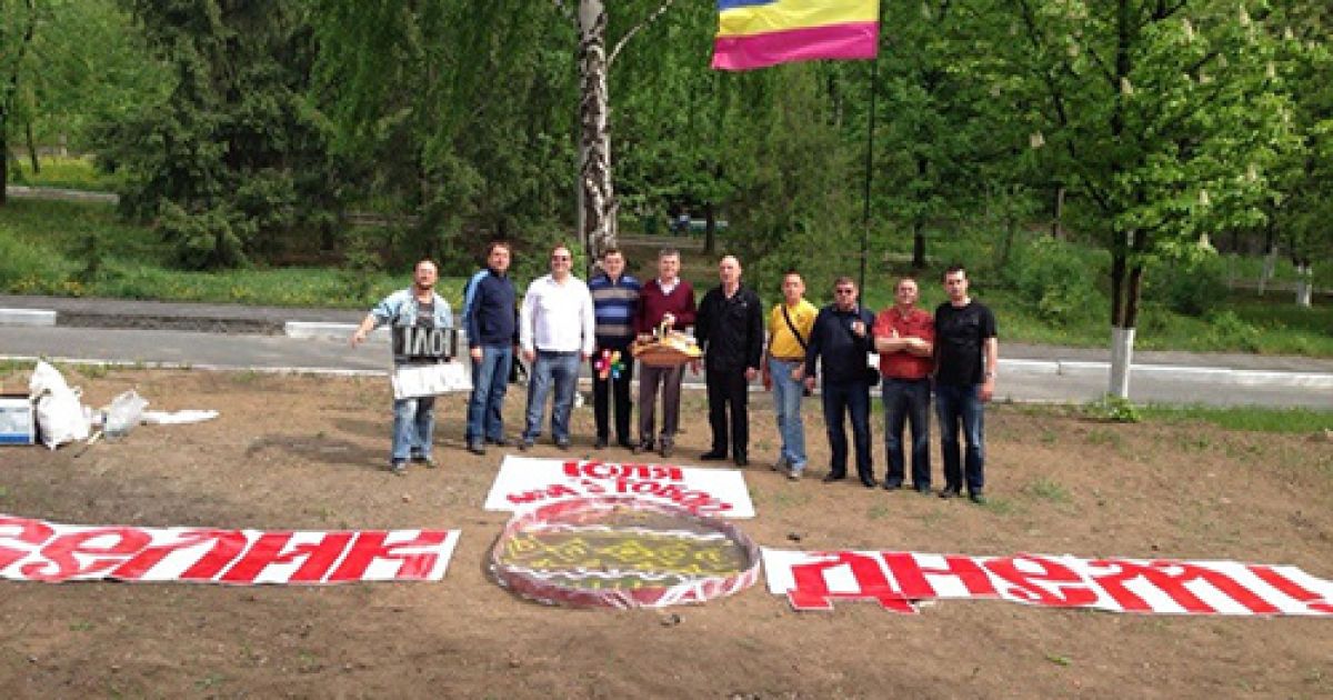 Прихильники залишили великодній кошик для Тимошенко