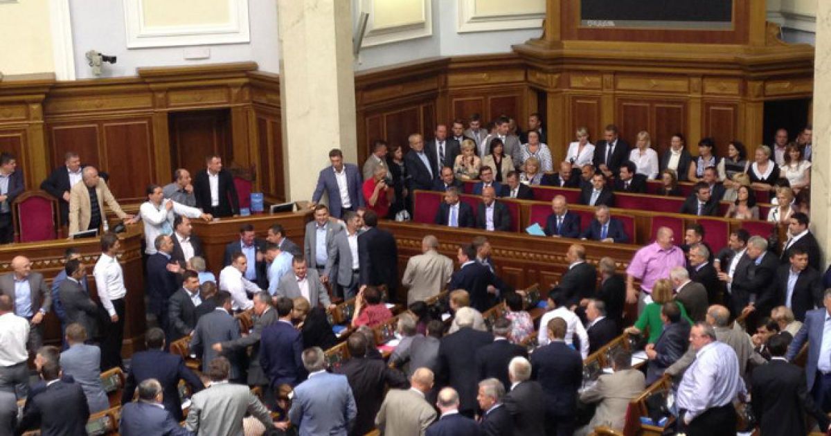 Мінсоцполітики пропонує штрафувати за пропуски пленарних засідань Ради.