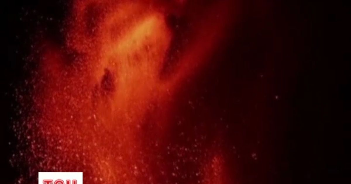 Вогняна Етна розпочала вражаюче виверження