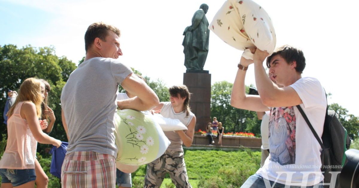 У парку Шевченка відбулася битва на подушках / © УНН