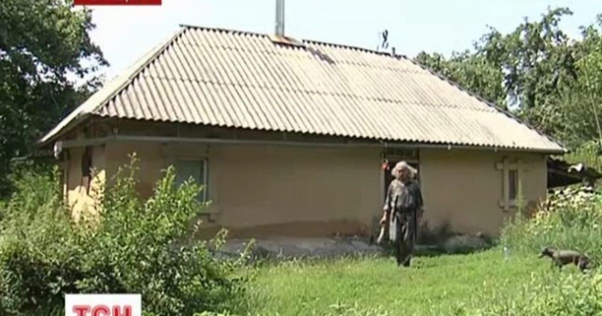 Самітник навчився обходитися без грошей і світла у старій хата