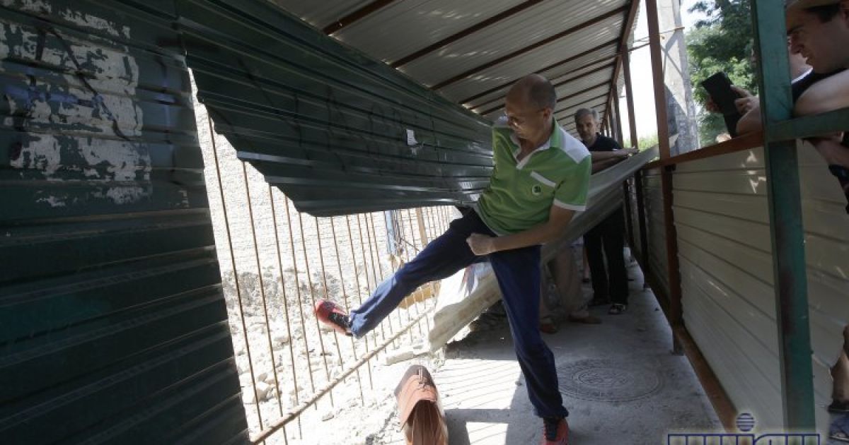 Місцеві жителі знесли паркан на будівництві / © УНІАН