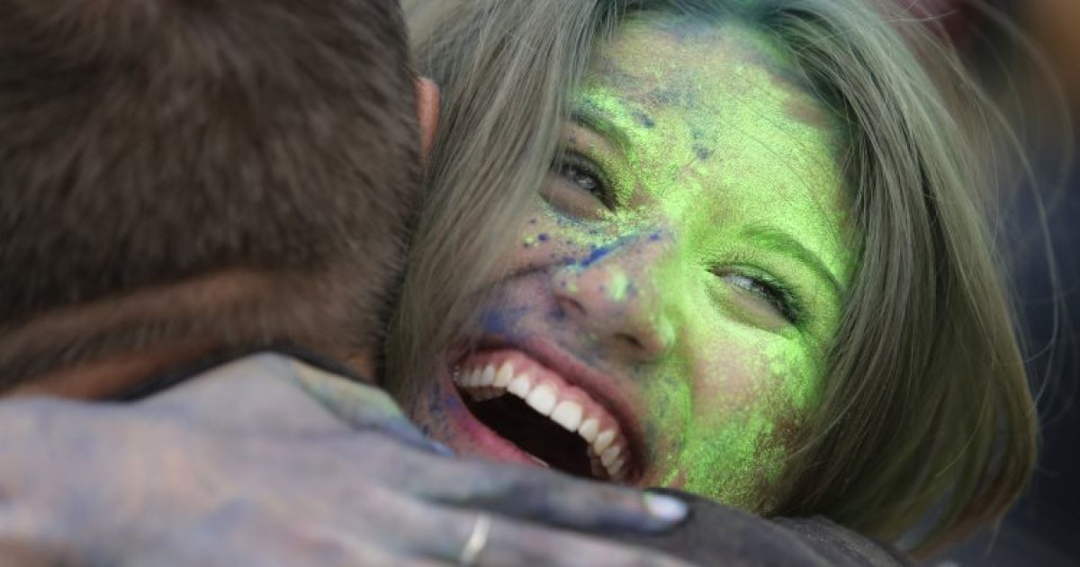 Кияни кидали один в одного фарбою / © УНІАН