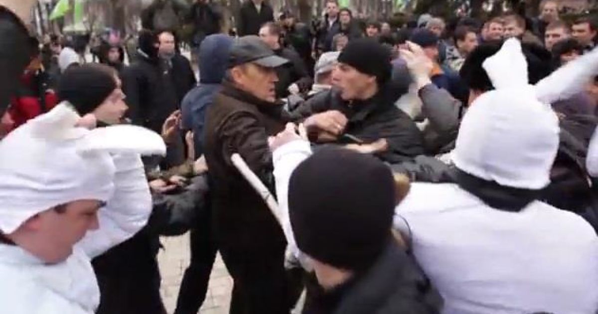 Ударівці та свободівці побилися із чоловіками у костюмах кроликів