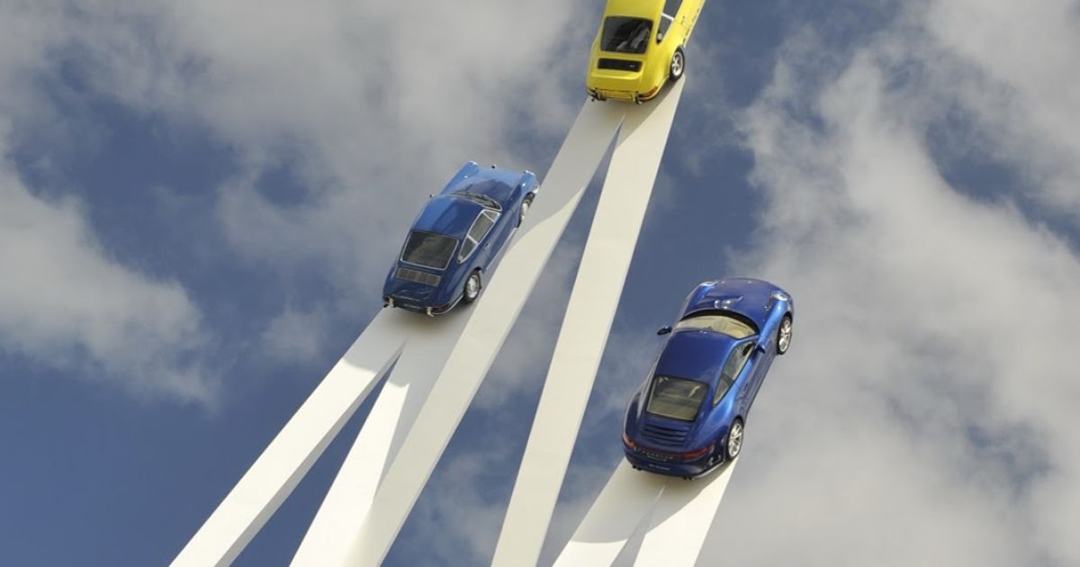 Статуя  Porsche 911 в Гудвуд-парку / © topgir.com.ua
