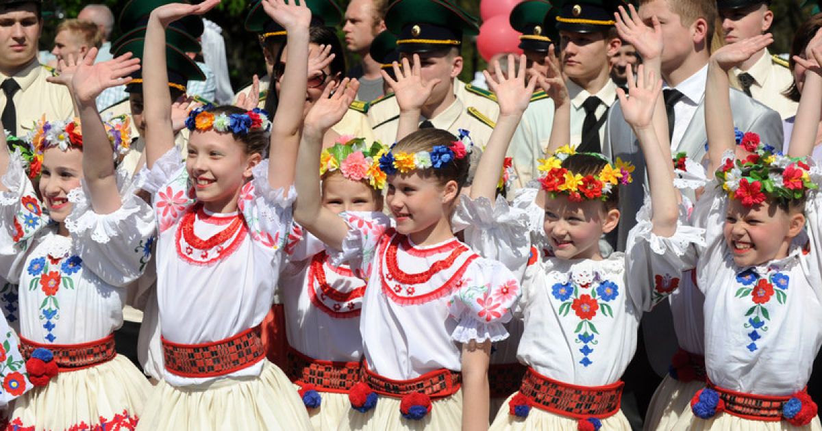 Білорусь відсвяткувала День Перемоги парадом і національними костюмами.