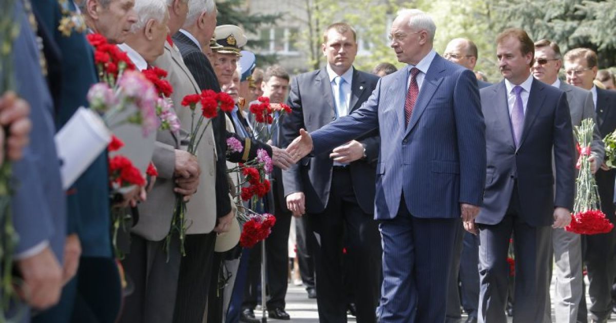 Азаров привітав ветеранів з Днем Перемоги.
