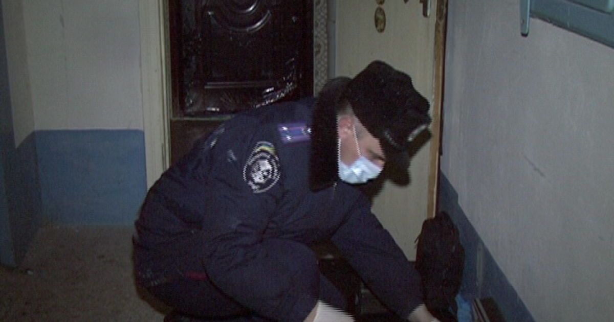 У квартирі знайшли шприци, алкоголь та окультну літературу