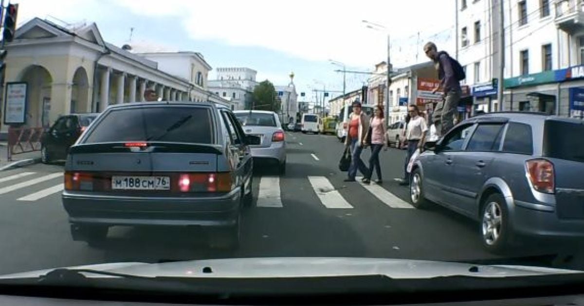 Пішохід пройшовся по капоту. Скріншот з відео