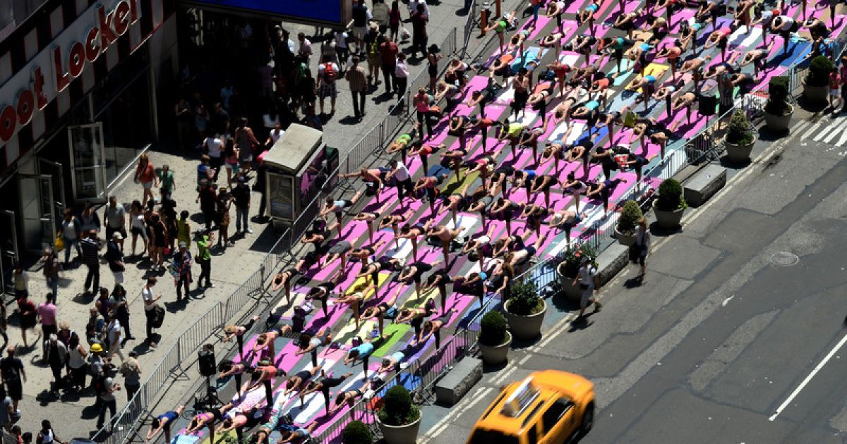 В центрі Манхеттена цілий день медитують йоги. / © Фото EPA/UPG